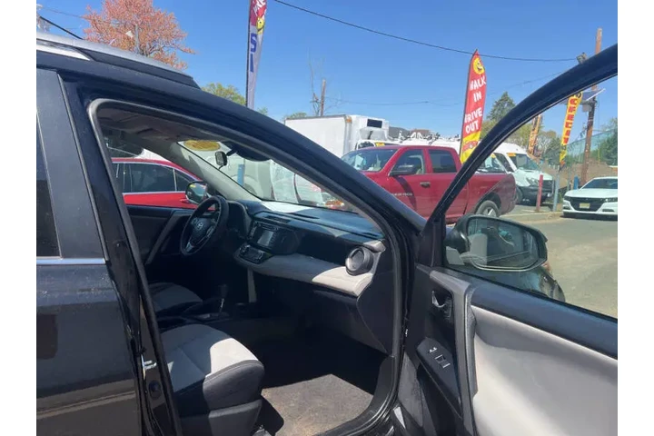 $17999 : 2018 RAV4 XLE image 9