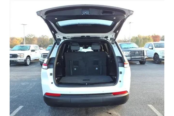 $29823 : Jeep Grand Cherokee L 2023 4 image 6