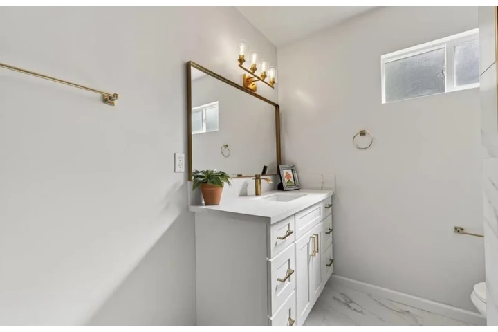 $2450 : Safe Neighbourhood image 2