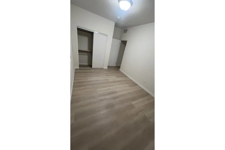 $1200 : Private room for rent/Cuarto image 2