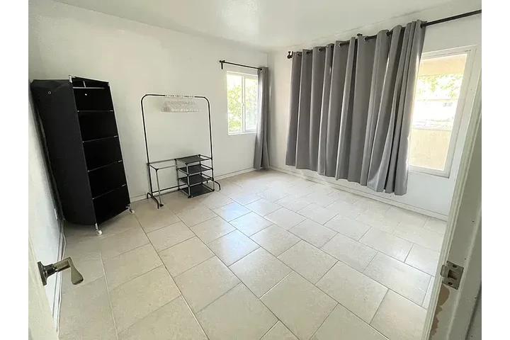 $450 : room for rent image 2