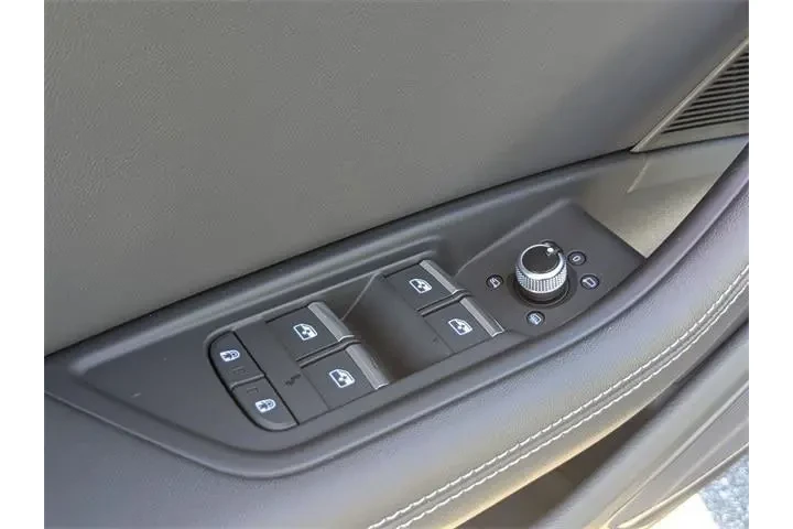 $27992 : Audi A4 2023 AWD quattro S l image 10