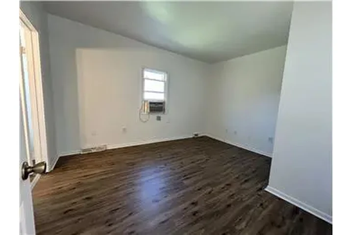 $525 : Rental property with 1 bedro image 6