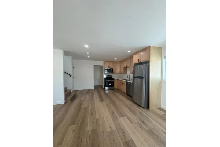 $1900 : 2 Bed 2Bath Apt in Vermont Ave image 3