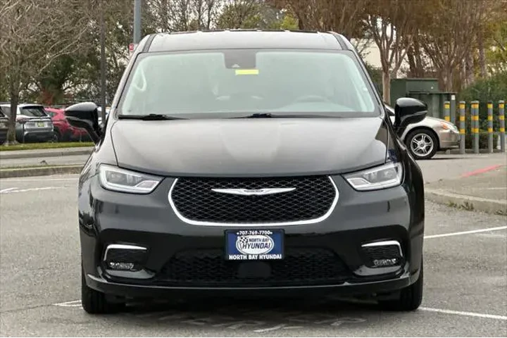 $28490 : Chrysler Pacifica Plug-In Hy image 9