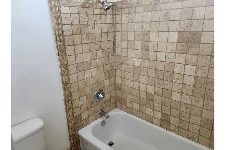 $4000 : Nice 4 bedroom house image 4