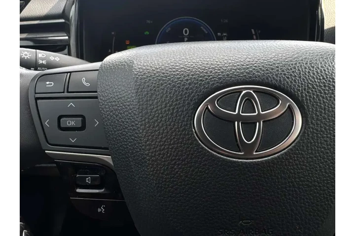 2025 Camry SE image 8