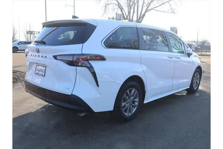 $38877 : Toyota Sienna 2025 LE 8-Pass image 8