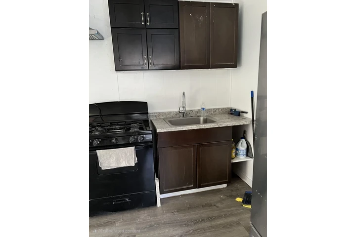 $1500 : Se renta cuarto con baño image 4