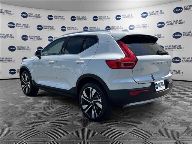 $51975 : PRE-OWNED 2024 VOLVO XC40 B5 image 3