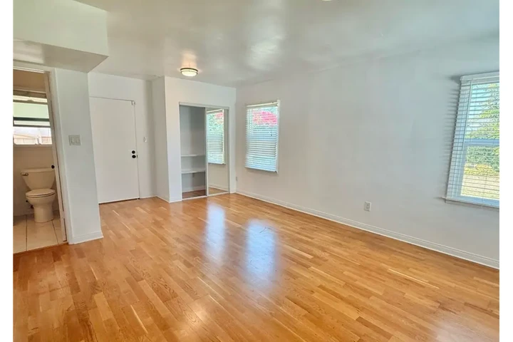 $2385 : 3 Bedroom House in Maywood image 5
