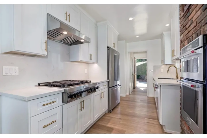 $2350 : Leasing Now image 3