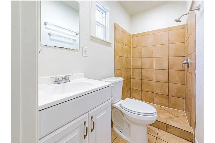 $1450 : 1 Bedroom Apt for rent in LA image 2