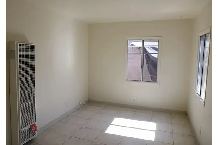 $920 : READY FOR MOVE IN Paramount image 1