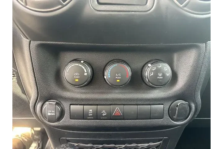 $13890 : Jeep Wrangler Unlimited 2017 image 4