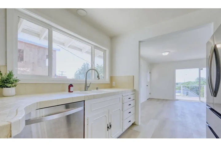 $2450 : 3 Bed 2 Bath House in Carson image 4