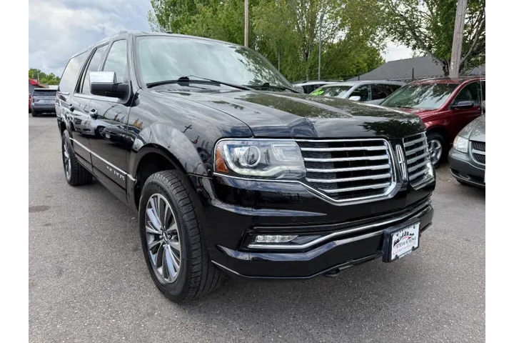 $14988 : 2016 Navigator L Select image 4
