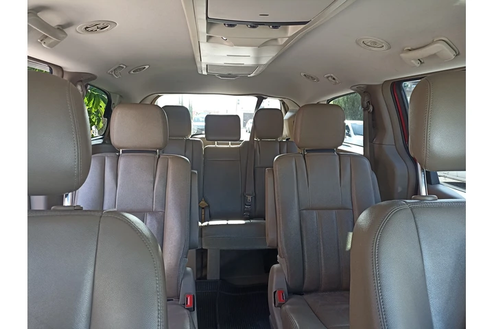 $160000 : Town Country 2013 image 4