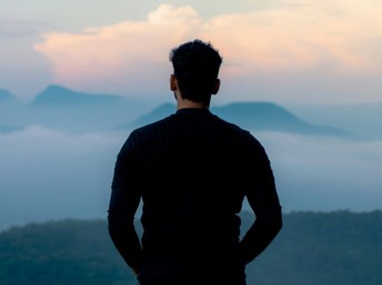 Hombre viendo hacia el horizonte