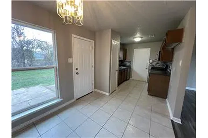 $1050 : Rental property with 3 bedro image 8