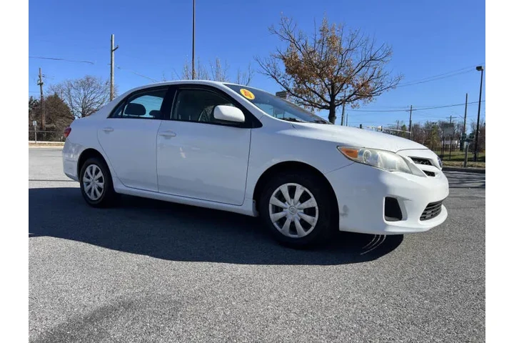 $7900 : 2011 Corolla LE image 5
