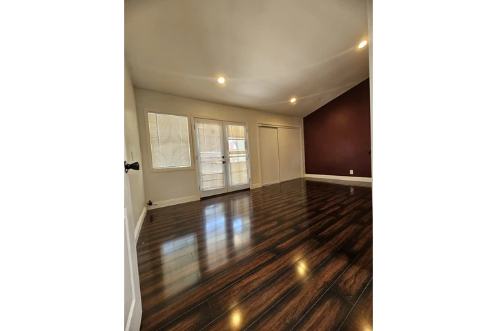 $1200 : Master Bedroom De Renta image 3