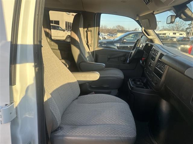 $31999 : 2019 Express 2500 LT Van Pass image 9