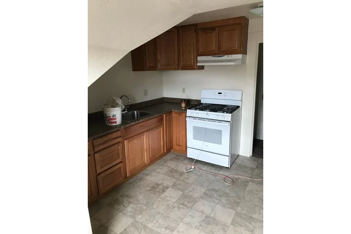 $1250 : 1 bedroom apt image 6
