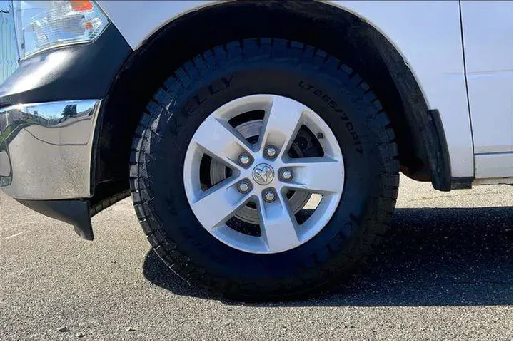 $13985 : Ram 1500 2018 4x2 Express 2d image 9