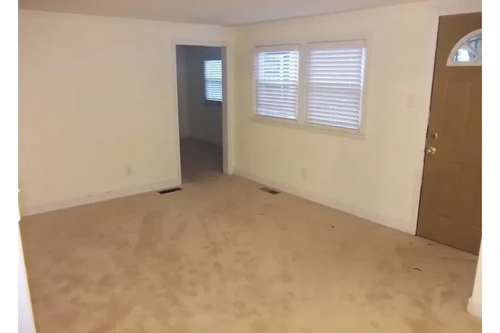 $1400 : REFRESHED SPACIOUS RANCH HOME image 4