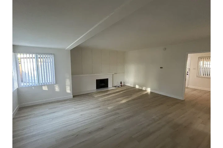 $2000 : MOVE IN READY for Long Beach🏖 image 3