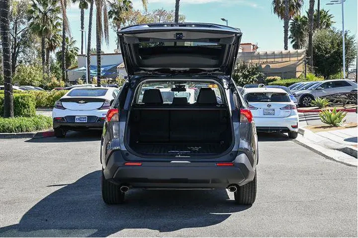 $23845 : Toyota RAV4 2021 XLE 4dr SUV image 9