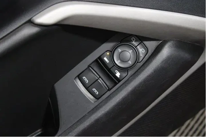 $24988 : Chevrolet Camaro 2020 LT 2dr image 4