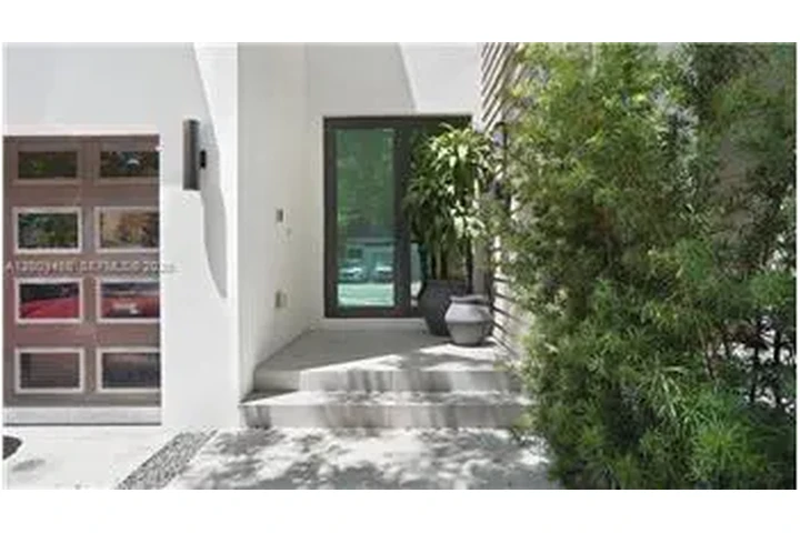 $11000 : Rental property with 3 bedro image 2