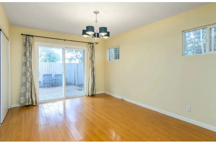 $2750 : 3 bedroom house available image 5