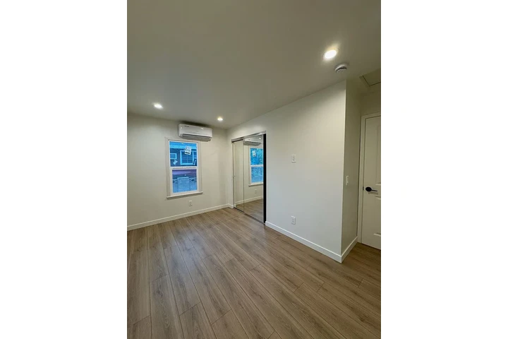 $900 : This well-maintained 2-bedroom image 9