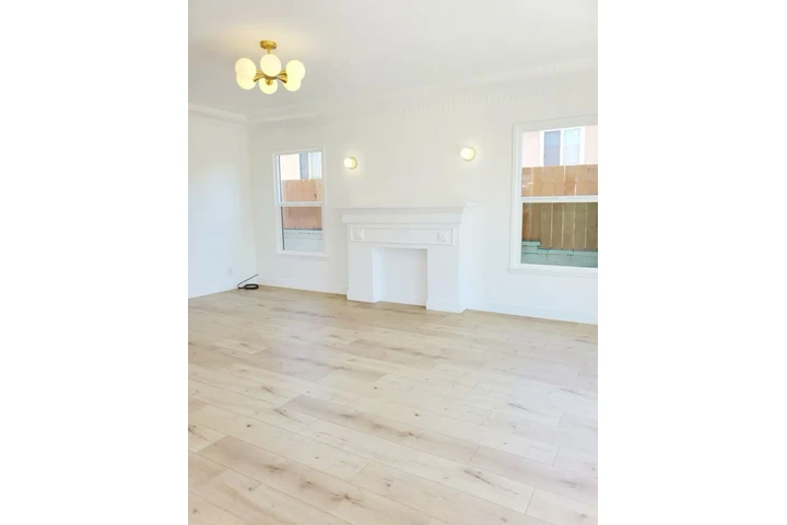 $1950 : 2 Bed Home in Vermont Ave, LA image 3
