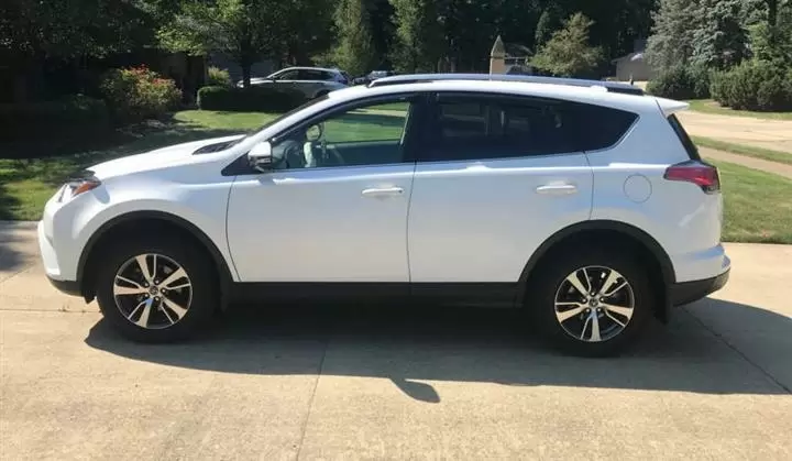 $15000 : 2018 Toyota RAV-4 XLE image 2