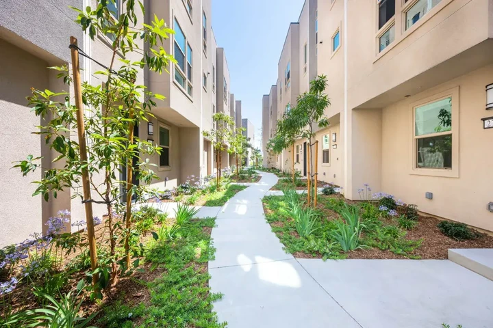 $3300 : Modern 2bed 2bath available image 2