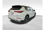 $22388 : Mitsubishi Outlander 2023 ES thumbnail