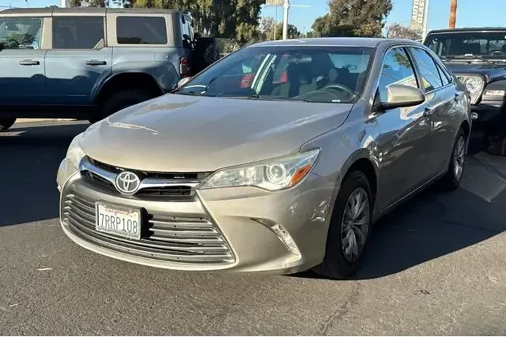 $13700 : Toyota Camry 2016 LE 4dr Sed image 2