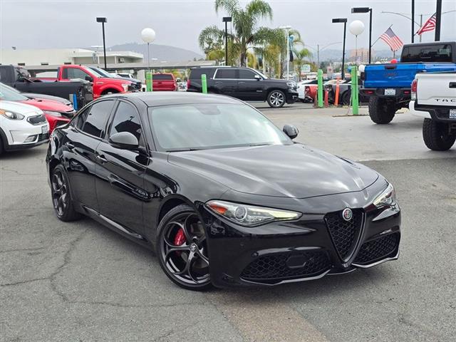 $22995 : 2019 Alfa Romeo Giulia image 2