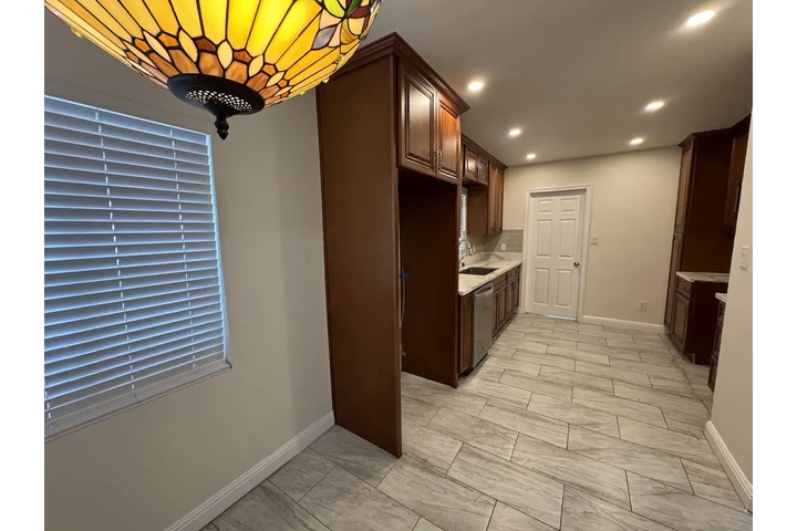 $3750 : Casa de Renta en Bellflower Ca image 3