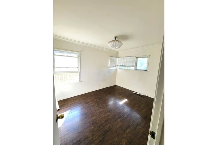 $2500 : 3 Bedroom Home In Koreatown image 7