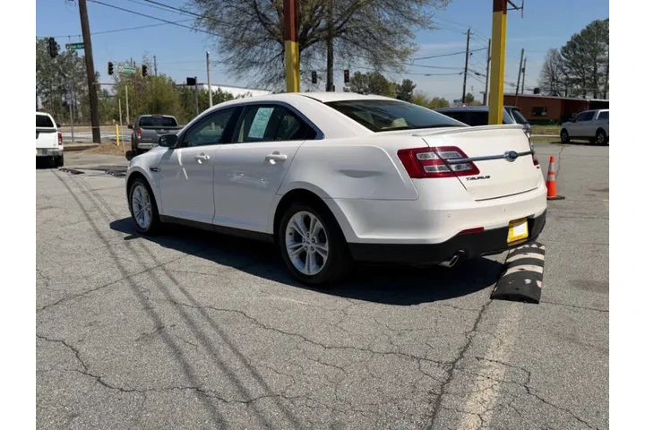 2017 Taurus SEL image 5