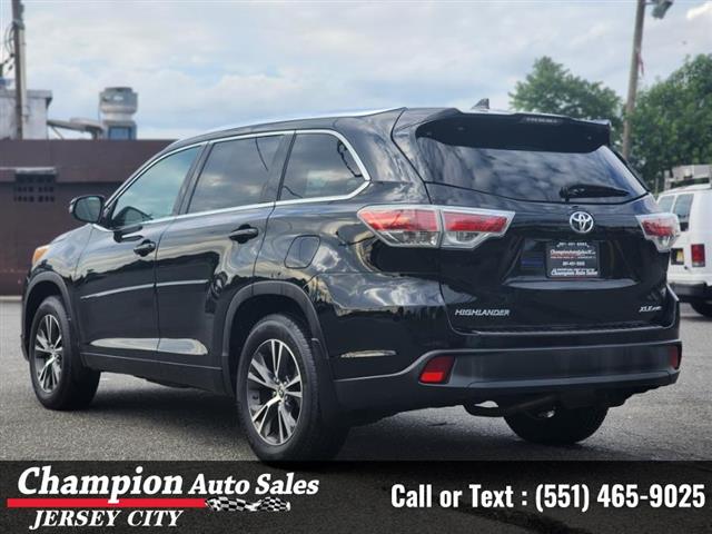 Used 2016 Highlander AWD 4dr image 7