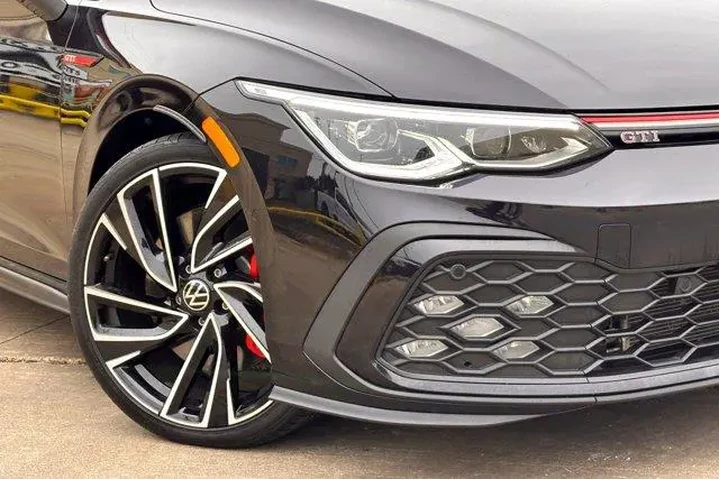 $29977 : Volkswagen Golf GTI 2023 Aut image 3