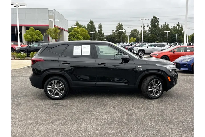 $18470 : Kia Seltos 2023 AWD LX 4dr S image 3