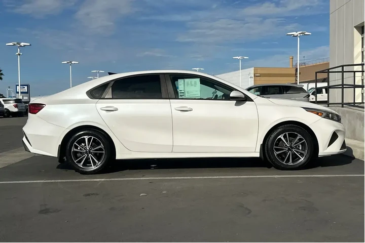 $16900 : Kia Forte 2023 LXS 4dr Sedan image 2