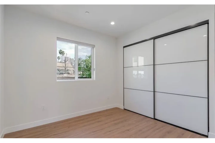$1980 : Beautiful 2 Bed Apt in LA image 7